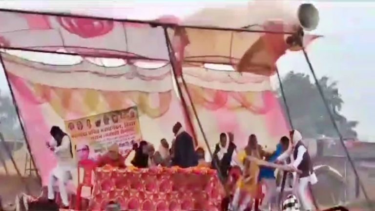 राम मंदिर पर सवाल उठाते ही मिला एक और जख्म, गिर गया पूरा मंच: पूर्व सांसद अली अनवर अंसारी आए थे दाएँ पैर में बेल्ट बाँध कर, अब बायाँ पैर भी घायल