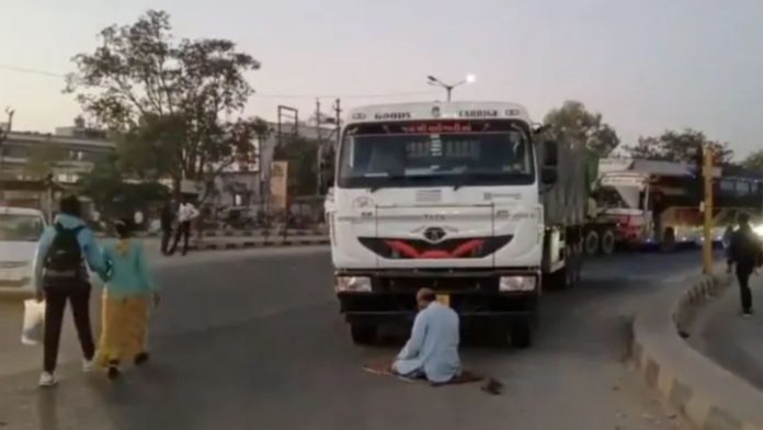गुजरात, रोड पर नमाज