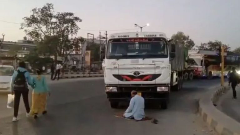 टोपी वाले ड्राइवर ने बीच सड़क पर खड़ी की ट्रक, चादर बिछाकर पढ़ने लगा नमाज: Video वायरल होने के बाद गुजरात पुलिस ने किया गिरफ्तार