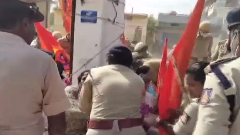 कॉन्ग्रेस सरकार ने उतरवाया हनुमंत ध्वज तो सड़क पर उतरे ग्रामीण, BJP-JDS कार्यकर्ताओं को पुलिस ने हिरासत में लिया: ‘बंद’ को कुचलने के लिए क्रूरता