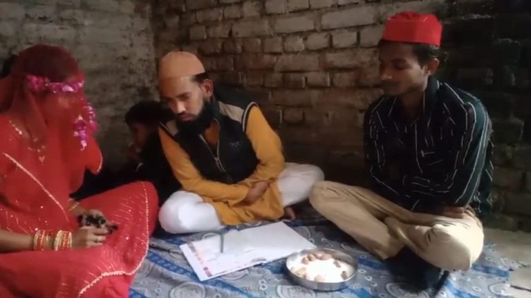 हमीरपुर में लव जेहाद: शादीशुदा हिंदू महिला को भगा ले गया अनीस खान, धर्म परिवर्तन कराकर किया निकाह, 2 साल के बच्चे के साथ भटक रहा पति