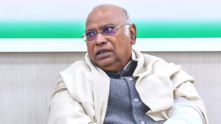 राम मंदिर का न्योता ठुकराने पर 2 धड़ों में बँटी कॉन्ग्रेस तो सफाई देता फिर रहा आलाकमान: अध्यक्ष खड़गे बोले – जो जाना चाहते हैं वो जाएँ