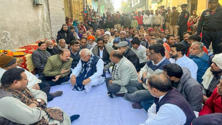 बिट्टू बजरंगी के घर पहुँचे मुख्यमंत्री मनोहर लाल खट्टर, गोरक्षक के भाई को जला दिया गया था जिंदा: एक माह इलाज के बाद हुई थी महेश पांचाल की मौत