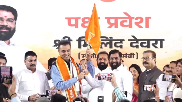 कॉन्ग्रेस का हाथ छोड़ मिलिंद देवड़ा ने CM शिंदे की मौजूदगी में थामा शिवसेना का भगवा झंडा: सिद्धिविनायक मंदिर में किया दर्शन, बोले- पीएम मोदी का विजन पसंद