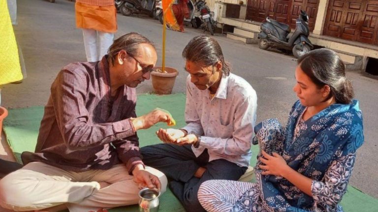 ‘ठीक की पूर्वजों की गलती’: उधर राम मंदिर की प्राण प्रतिष्ठा, इधर याकूब ने परिवार समेत अपनाया सनातन धर्म, अब कहलाएँगे ‘राजकुमार’