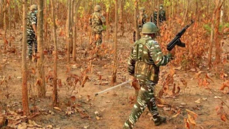 छत्तीसगढ़ में नक्सलियों के हमले में 3 जवान बलिदान, 14 घायल: एयरलिफ्ट कर रायपुर भेजा गया