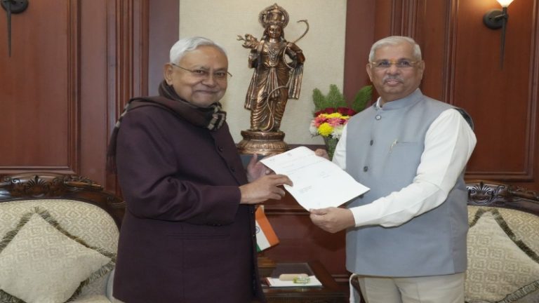 बिहार की गिर गई डेढ़ साल पुरानी सरकार, नीतीश कुमार ने राज्यपाल को सौंपा इस्तीफा: भाजपा के साथ मिलकर सरकार बनाने की तैयारी, 9वीं बार लेंगे सीएम पद की शपथ