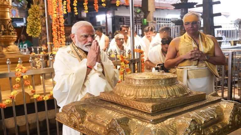 केरल आए PM मोदी तो आस्था और विकास का हुआ समागम: गुरुवयूर और त्रिप्रयार मंदिर में की पूजा, ₹4000 करोड़ की विकास परियोजनाएँ, मलयालम सुपरस्टारों से भी मिले