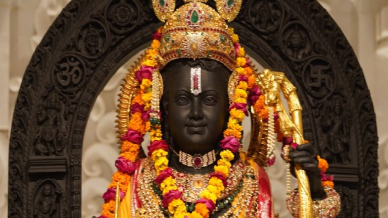 सरयू नदी में स्नान, फिर हनुमान गढ़ी और कनक भवन में पूजा… इसके बाद सिर्फ 20 मिनट में बन गई रामलला की आँखें: अरुण योगीराज ने बताया कहाँ से मिली प्रेरणा