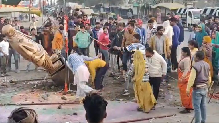 ट्रैक्टर चढ़ा गिरा दी सरदार पटेल की मूर्ति, उज्जैन में भीम आर्मी और पाटीदार समाज भिड़े: पत्थरबाजी-आगजनी के बाद थाना प्रभारी पर गिरी गाज