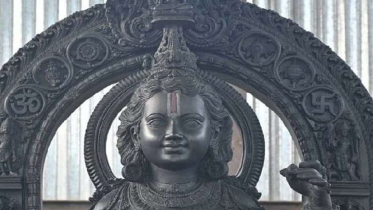 देखत रूप चराचर मोहा… नयनाभिराम, बाल मुख पर दिव्य मुस्कानः प्राण-प्रतिष्ठा से पहले रामलला ने दिया पहला दर्शन, कृष्णशिला से गढ़े गए हैं श्रीराम