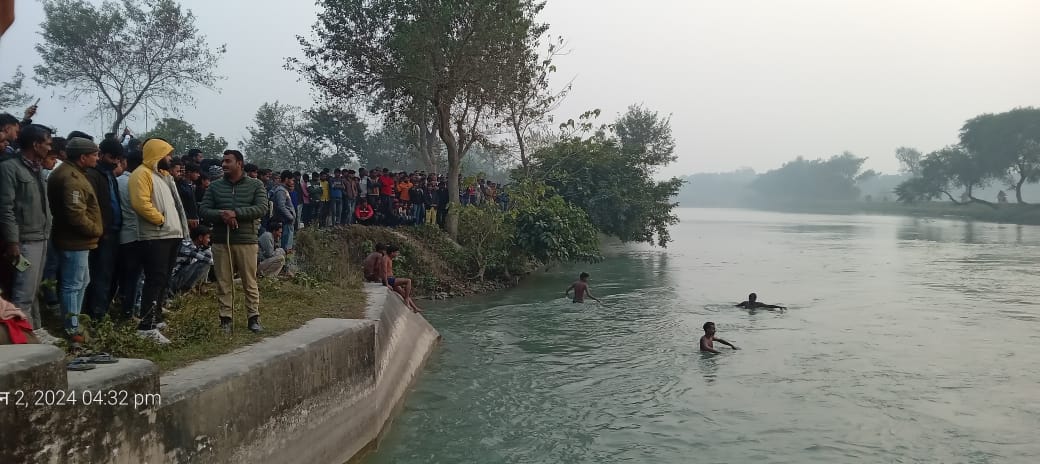 बच्ची की तलाश करते गोताखोर