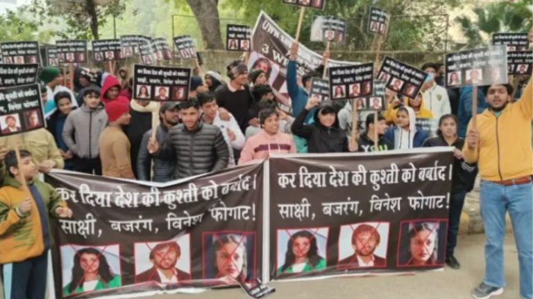 ‘साक्षी-बजरंग-विनेश फोगाट ने कर दिया कुश्ती को बर्बाद’: जंतर-मंतर पर जूनियर पहलवानों का प्रदर्शन, कहा – WFI को बहाल कर हमारा करियर बचाओ