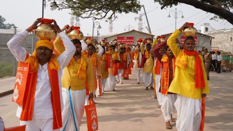 ‘अक्षत निमंत्रण’ लेकर अयोध्या की गलियों में निकले चंपत राय, आम जन ने बरसाए पुष्प: देखिए Video, जानिए क्यों गाँव-गाँव भेजा जा रहा अक्षत
