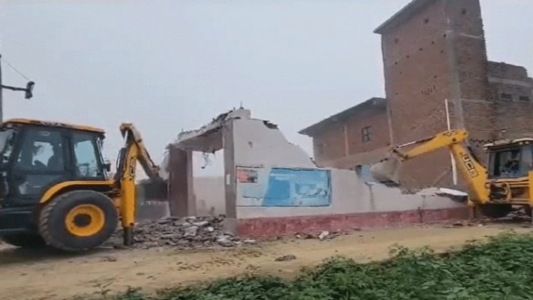 हिस्ट्रीशीटर अशोक यादव के घर पर UP पुलिस का बुलडोजर, 1 घंटे में मिट्टी में मिला दी तीन मंजिला इमारत: कॉन्स्टेबल की कर दी थी हत्या