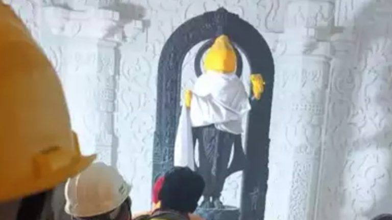भए प्रगट कृपाला दीनदयाला… रामलला का प्रथम दरश पाकर भाव-विभोर हुए रामभक्त, गर्भगृह में विराजमान हुए प्रभु