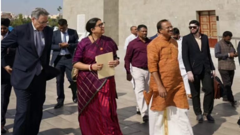 ‘मुस्लिम बन गए इसका मतलब ये नहीं हमारे मामले में बोलो’ : स्मृति ईरानी के मदीना जाने पर कट्टरपंथी बक रहे थे गाली, सऊदी वालों ने करारा जवाब दिया