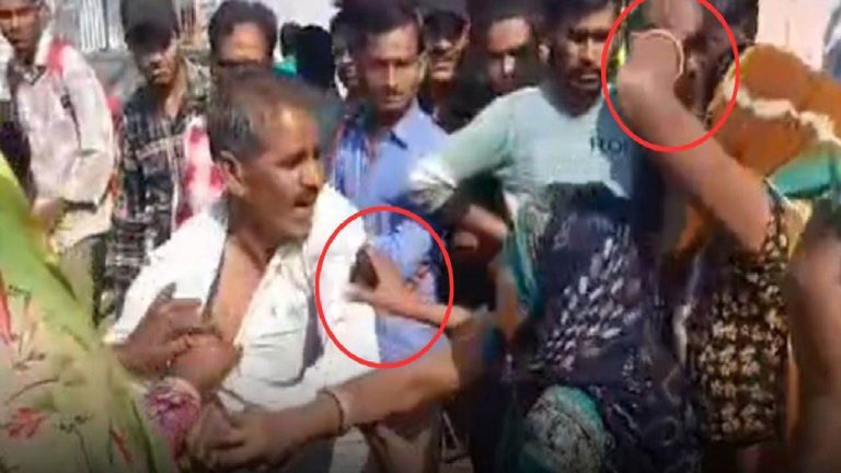 Video: आम आदमी पार्टी के पार्षद को महिलाओं ने चप्पलों से पीटा, थाने में घुसकर बचाई जान, पिटाई की वजह कर देगी हैरान