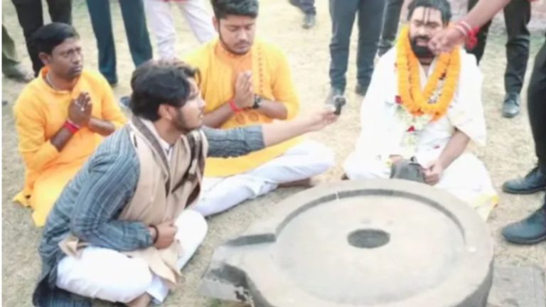 जिस आदिनाथ मंदिर को तोड़ बनाई ‘अदीना मस्जिद’, वहाँ हिन्दुओं ने की पूजा: बंगाल पुलिस ने की FIR, कहा- जहाँ मन हो वहाँ प्रणाम नहीं कर सकते