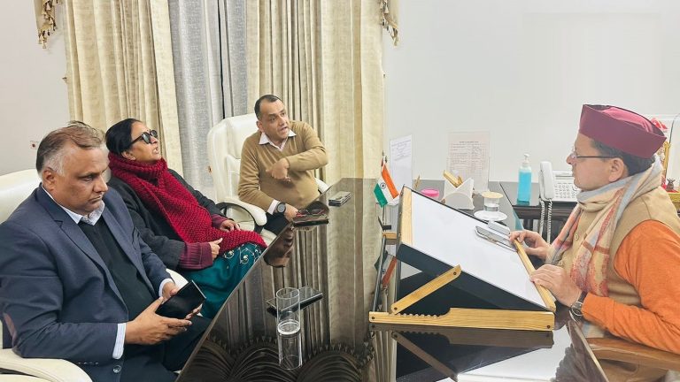भारी पत्थरबाजी, गाड़ियाँ फूँकी, कई पुलिस वाले घायल: हल्द्वानी में अवैध मदरसा-मस्जिद पर चला बुलडोजर तो हिंसक हुई कट्टरपंथी भीड़, सीएम ने की बैठक, देखते ही गोली मारने के आदेश