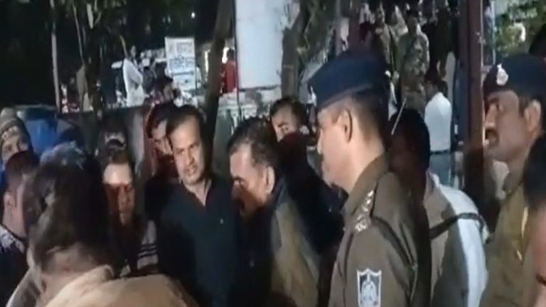कंटेनर में हो रही थी गोतस्करी, रोकने पहुँचे बजरंग दल कार्यकर्ताओं पर धारदार हथियारों से हमला: 2 दर्जन हमलावरों की तलाश में MP पुलिस की ताबड़तोड़ दबिश