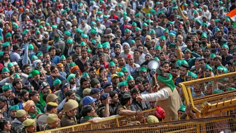 बैरिकेड तोड़े, पुलिस पर पथराव… शंभू बाॅर्डर पर बवाल: किसानों के विरोध में कारोबारी भी जुटे, बोले- हमारे रोजगार पर लात न मारें