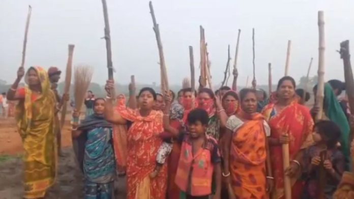हावड़ा में प्रदर्शन करती महिलाएँ