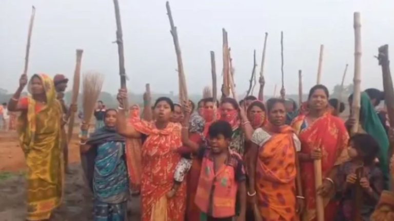 एक और संदेशखाली: TMC नेता खलील अहमद के खिलाफ हावड़ा में महिलाओं ने खोला मोर्चा, जिस तालाब में करते है विसर्जन उस पर कर रहा कब्जा