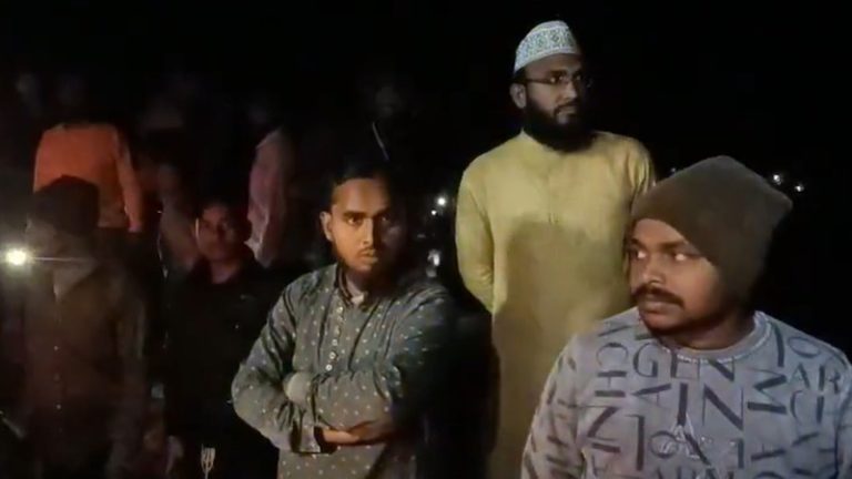 आग की अफवाह के बीच झारखंड में स्टेशन से पहले रूकी ट्रेन, अफरा-तफरी के बीच बगल की ट्रैक पर ट्रेन ने कइयों को कुचला: 2 शव बरामद, रेलवे बोला- चेन खींची गई