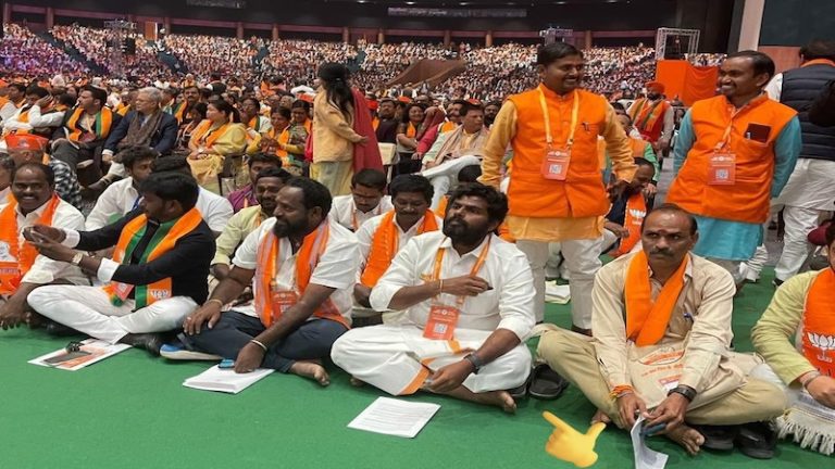 BJP का अधिवेशन, कार्यकर्ताओं संग जमीन पर बैठे तमिलनाडु के प्रदेश अध्यक्ष K अन्नामलाई: तस्वीर देख लोगों को आई नरेंद्र मोदी के पुराने दिनों की याद