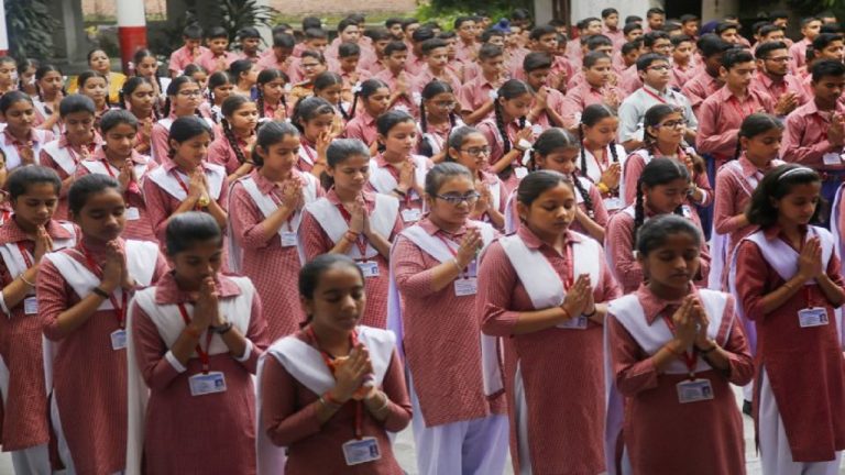 अब कर्नाटक के सभी स्कूलों में गाना होगा ‘राज गान’: कॉन्ग्रेस सरकार का आदेश, प्राइवेट स्कूलों को भी करना होगा पालन