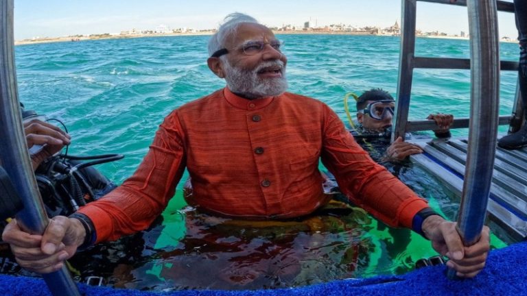 ‘समुद्र की गहराई में मुझे दिव्यता का अनुभव हुआ…’: पीएम मोदी ने जलमग्न द्वारका नगरी के किए दर्शन, द्वारकाधीश श्रीकृष्ण को नमन किया