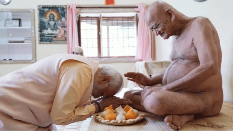 हर मौसम में बिना गद्दा-चादर के सोना, 24 घंटे में अंजुल भर पानी पीना: जानिए कौन हैं जैन धर्मगुरु आचार्य विद्यासागर जी महाराज, जिन्होंने ली महासमाधि