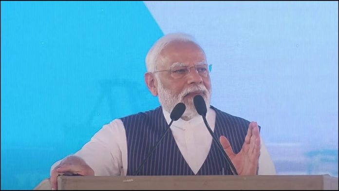 जनसभा को संबोधित करते पीएम मोदी