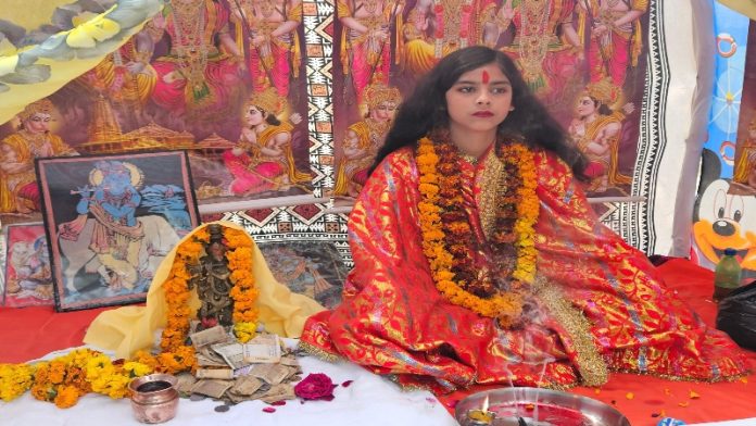 पूजा ठाकुर और साथ में मिली हुई प्राचीन प्रतिमा