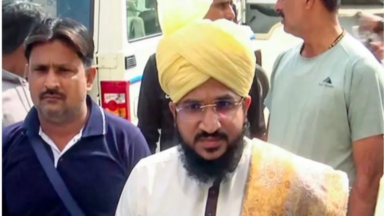 हिंदुओं की तुलना कुत्ते से करने वाले मौलाना सलमान अजहरी के खिलाफ तीसरा मामला दर्ज, जमानत मिलते ही फिर गिरफ्तार करेगी गुजरात पुलिस