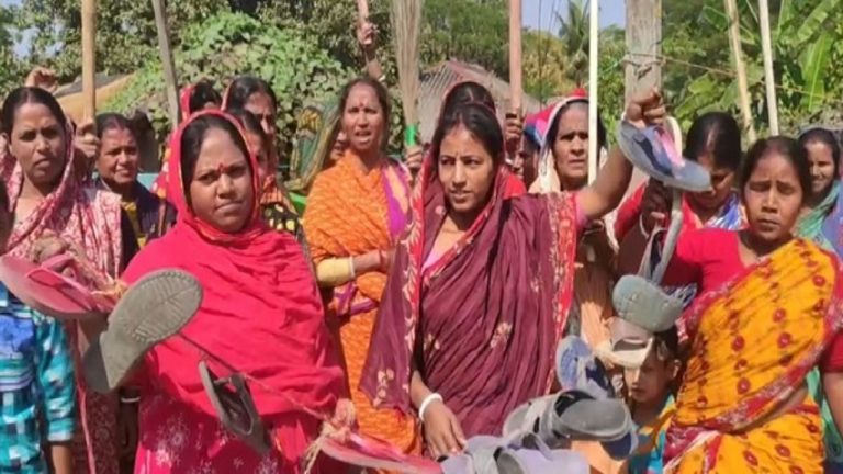 ‘लोग बहुत कुछ कहना चाहते हैं पर उन्हें बोलने नहीं दे रहे’: संदेशखाली की पीड़िताओं से मिला SC आयोग, राष्ट्रपति को जाएगी रिपोर्ट