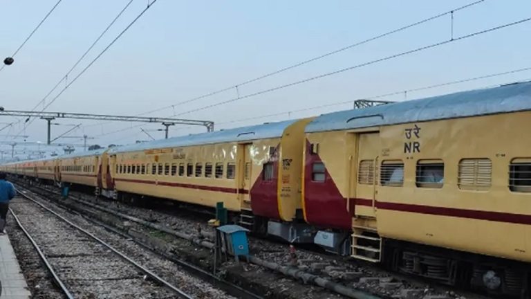 अयोध्या जा रही ‘आस्था स्पेशल’ ट्रेन पर पथराव, रामलला के दर्शन करने जा रहे थे श्रद्धालु: ऑपइंडिया से पीड़ित रामभक्तों ने बताई आपबीती