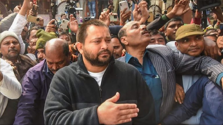 बैठक के लिए बुलाया, फिर तेजस्वी यादव के घर में नजरबंद कर दिए गए RJD के सभी MLA: रिपोर्टों में दावा, बिहार में कुनबा बचाने में जुटा विपक्ष
