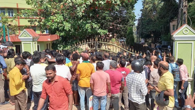 क्रिश्चियन मिशनरी स्कूल में रामायण-महाभारत का अपमान, लड़कियों के चूड़ी पहनने और बिंदी लगाने पर भी रोक: हिंदू संगठनों के प्रदर्शन के बाद टीचर बर्खास्त