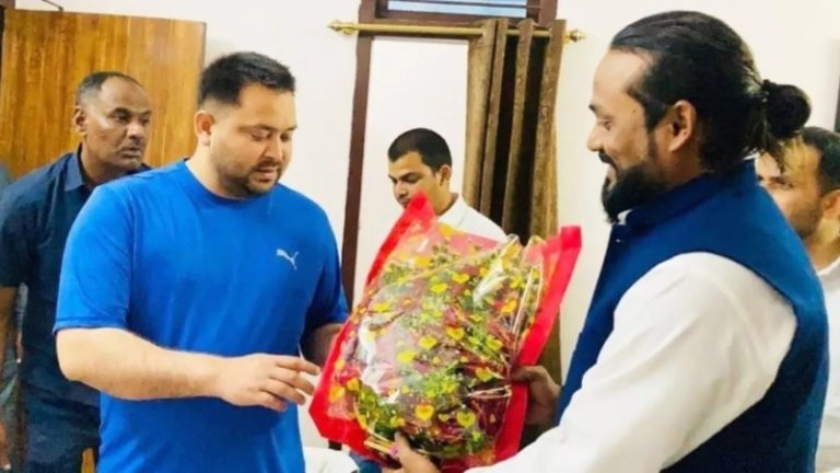 पहले तेजस्वी यादव की मंच पर दिखा शॉर्प शूटर मोहम्मद कैफ, फिर बंद कमरे में मिलन की तस्वीरें हुई वायरल: सीवान में पत्रकार की हत्या में भी जा चुका है जेल