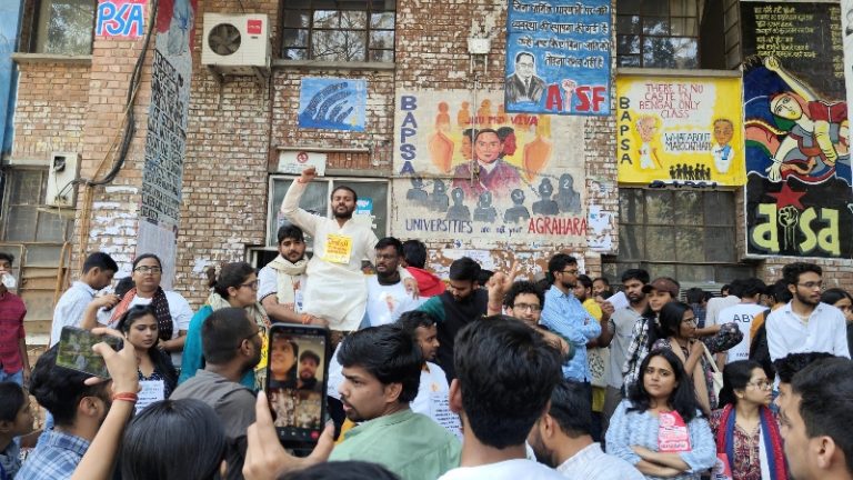 JNU छात्र संघ के चुनाव में लेफ्ट को पीछे छोड़ ABVP ने बनाई बढ़त, अध्यक्ष से लेकर महासचिव पद के प्रत्याशी चल रहे आगे: चार साल बाद हुए चुनाव में हुआ था रिकॉर्ड तोड़ मतदान