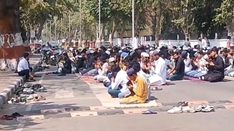 AMU में होली खेलने पर जिन मुस्लिम लड़कों ने हिंदू छात्रों को पीटा, जुमे पर उनके समर्थन में उतरी थी भीड़: पुलिस प्रशासन मुर्दाबाद और अल्लाह-हू-अकबर के भी लगे थे नारे