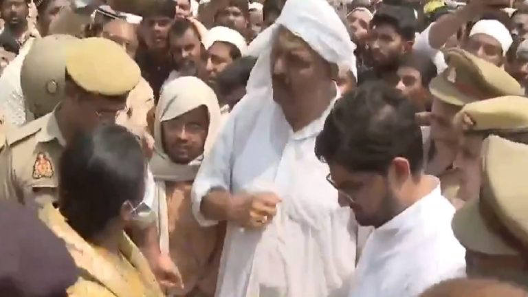 ‘आपकी कृपा पर नहीं’: मुख़्तार अंसारी के कब्र पर मिट्टी को लेकर महिला DM से भिड़ गया भाई अफजाल, कहा – परमिशन की ज़रूरत नहीं