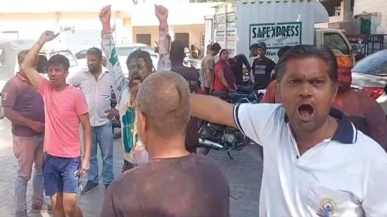 आगरा में होली खेल रहे लोगों पर हमला, औरतें भी थीं शामिल: दावा- ‘पाकिस्तान जिंदाबाद’ के नारे लगा रही थी हमलावर भीड़, हारून-साजिद सहित 34 नामजद