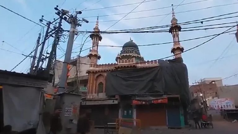 होली से पहले अलीगढ़ में 4 मस्जिद काले रंग की तिरपाल से ढँके गए, रंग पड़ने से होने वाले विवाद से बचने के लिए कमिटी ने उठाया कदम