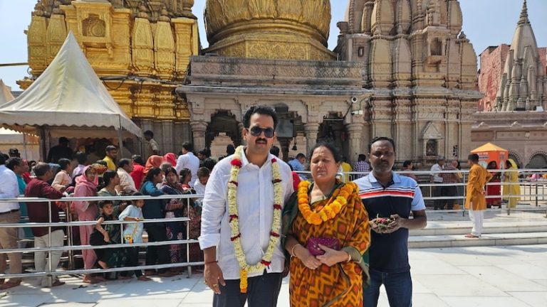 ‘धरती का बोझ खत्म हुआ, अनाथ हुए परिवारों-बच्चों के लिए खुशी की बात’: मुख्तार अंसारी की मौत के बाद अलका राय ने बाबा विश्वनाथ के किए दर्शन, साथ में बेटा भी