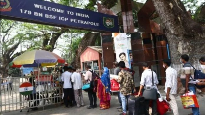 भारत आए बांग्लादेशी हिंदू परिवार
