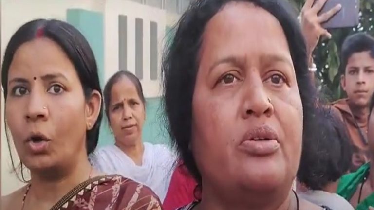 हिन्दू लड़की को भगा ले गया इम्तियाज, ग्राम प्रधान नरगिस खातून ने घोषित कर दिया मुस्लिम: कोचिंग के नाम पर धर्मांतरण की क्लास का ‘जय श्री राम’ के नारों से विरोध