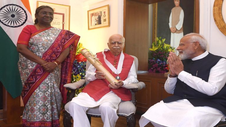 लालकृष्ण आडवाणी को मिला ‘भारत रत्न’ तो गिरोह ने फैलाई राष्ट्रपति द्रौपदी मुर्मू के अपमान की अफवाह: प्रोपेगंडा के चक्कर में भूले प्रोटोकॉल, समझें हकीकत